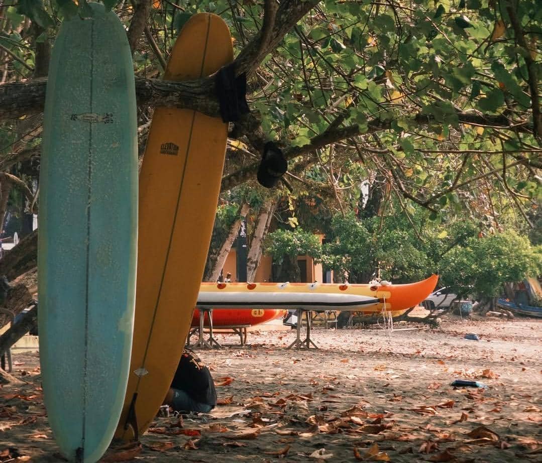 potret Sintya Marisca surfing di Pantai Batu Karas, Pangandaran