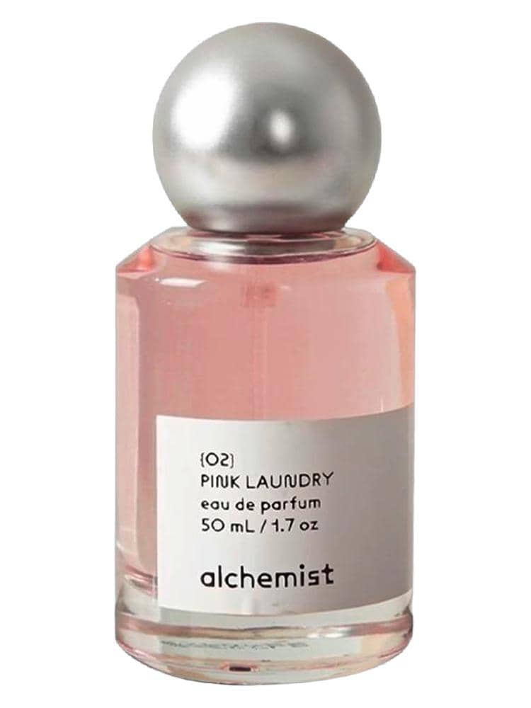 Botol parfum Alchemist Pink Laundry berlabel putih dengan cairan merah muda di dalam kemasan bening