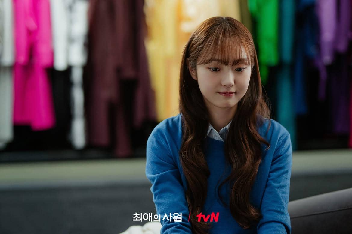 Kim Hye Jun tampil dalam adegan drama Korea My Bias, My Boss dengan ekspresi serius menatap ke arah kamera.