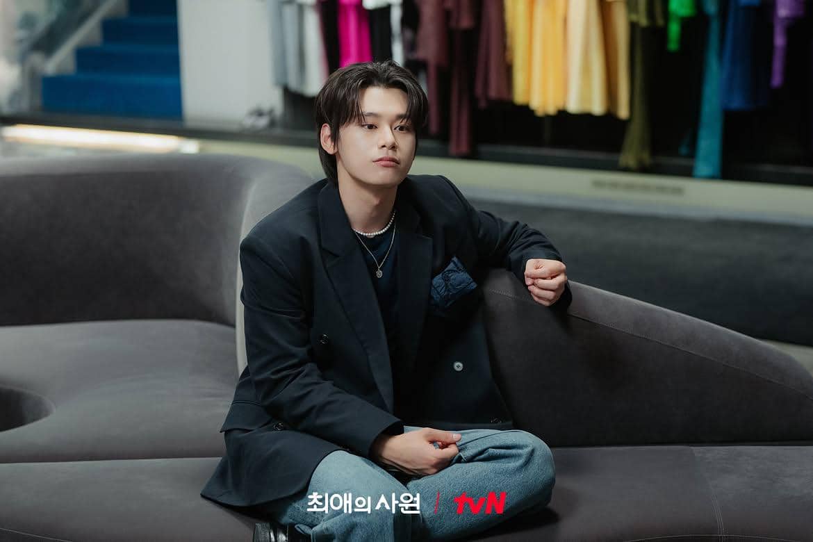 Potret Cha Woo Min dalam drama Korea My Bias, My Boss yang diunggah melalui akun Instagram tvN Drama.