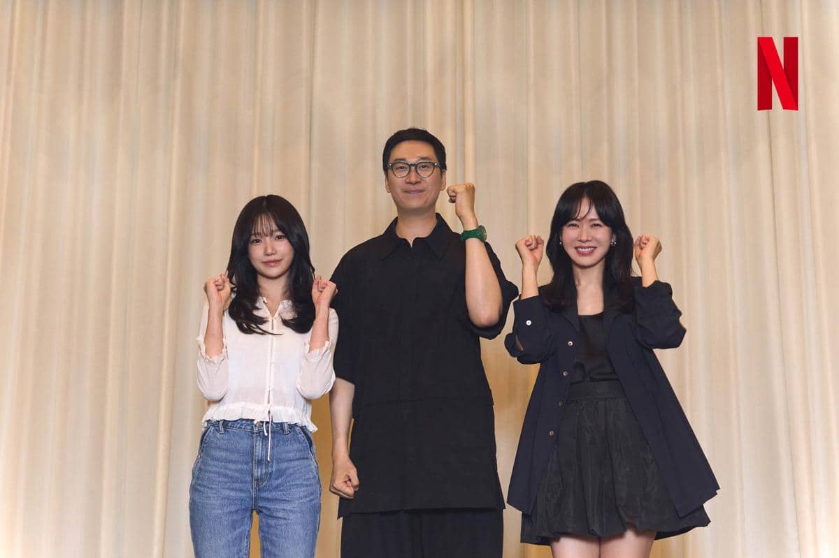 Potret para pemeran drama Korea Variety berpose bersama dalam materi promosi yang diunggah akun X Netflix Korea.