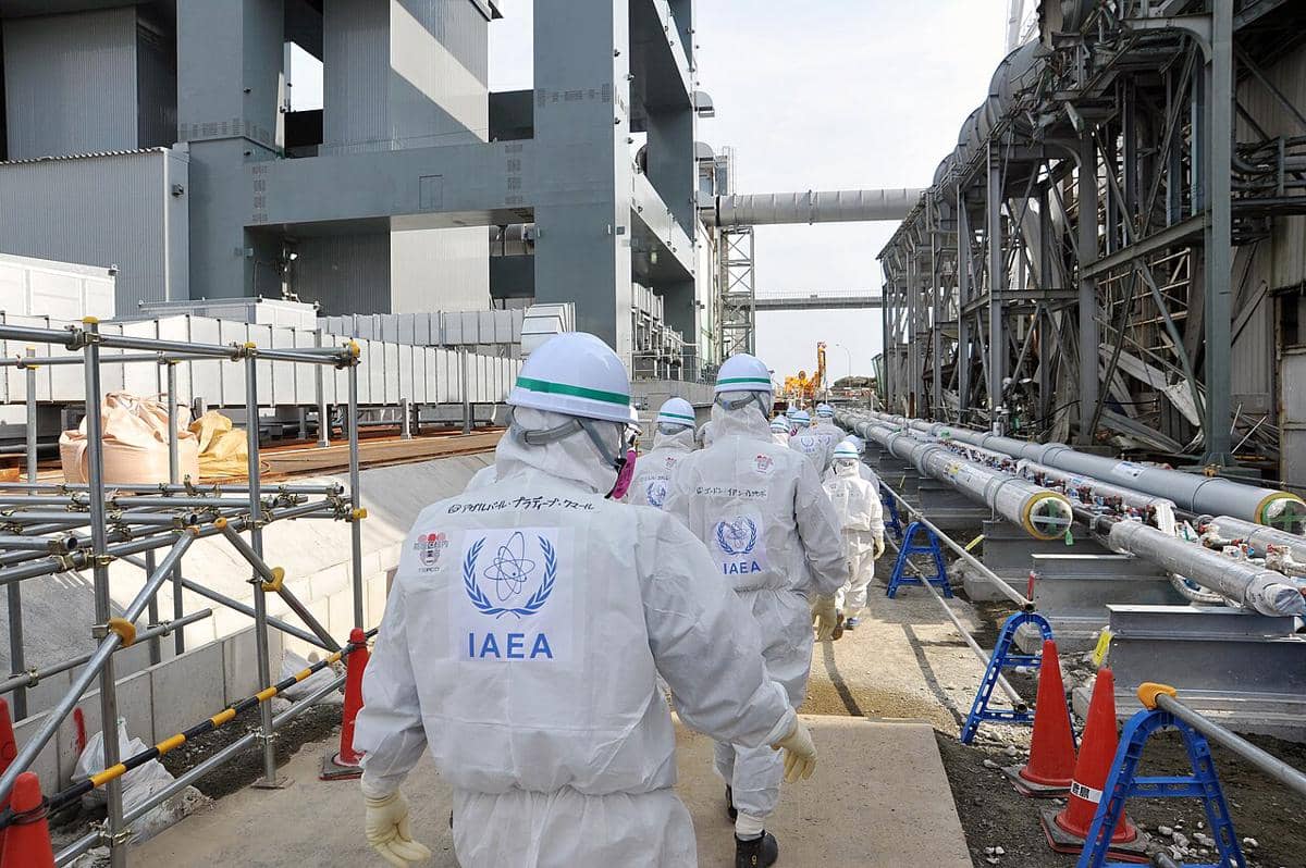 Tim peninjau dekomisioning IAEA melintasi struktur Unit 4 Fukushima Daiichi, 2015.