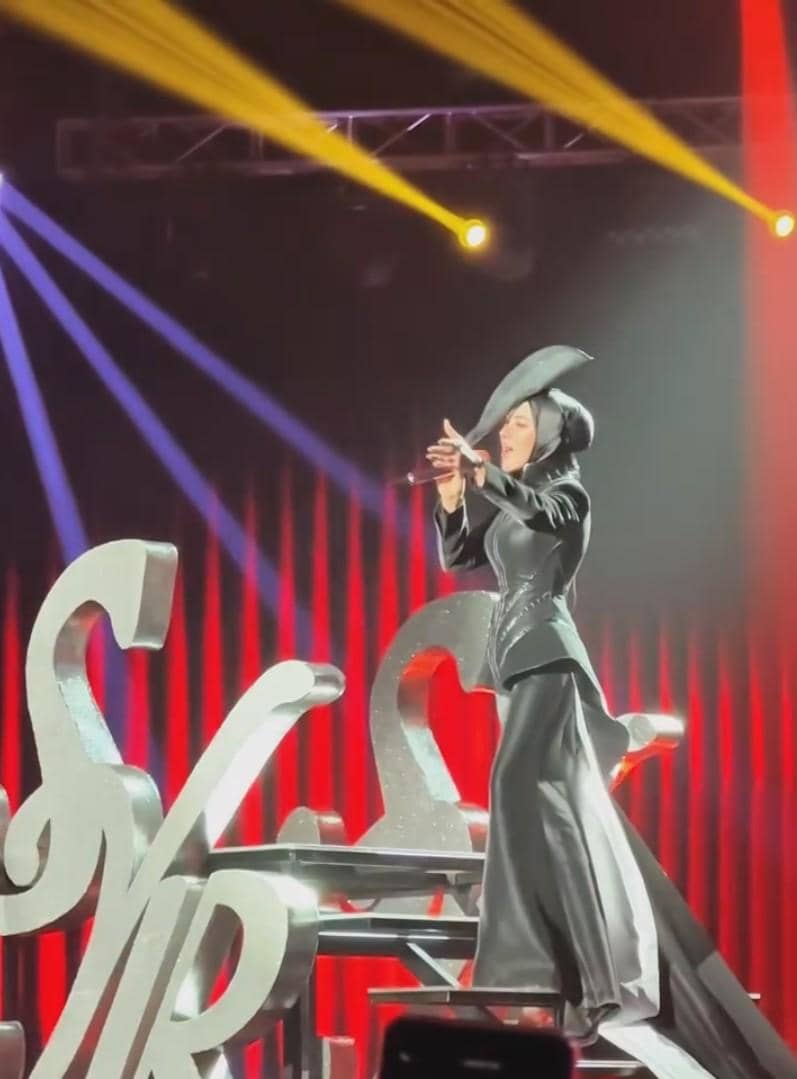 penampilan Syahrini di HUT SCTV ke-36 (instagram.com/ivan_gunawan)