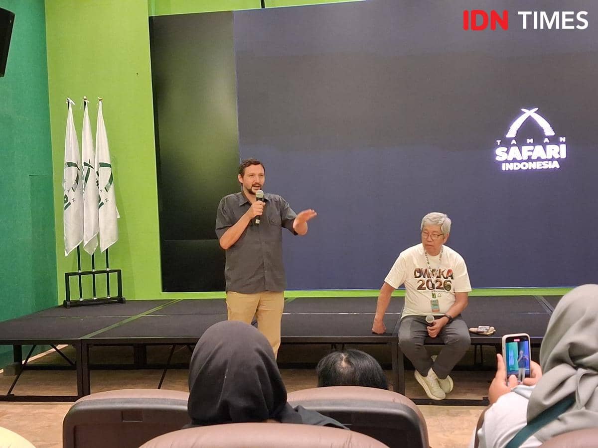 Jochen Klaus Menner dan Tony Sumampau berbagi pengalaman dengan wartawan dalam kegiatan Owaka FOKSI di TSI Bogor.