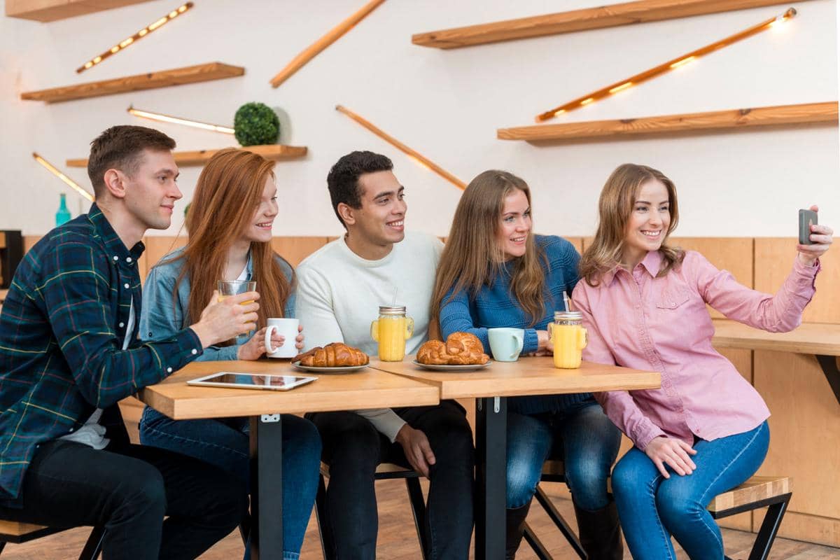 7 Etika Nongkrong di Coffee Shop, Ada Aturannya Lho!