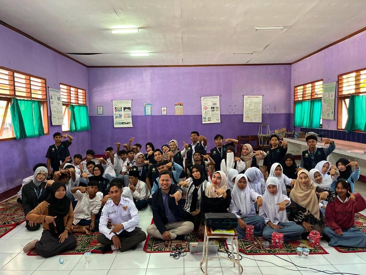 Unizar Edukasi Bahaya Pernikahan Dini dan Pembuatan Awig-awig Desa di Narmada