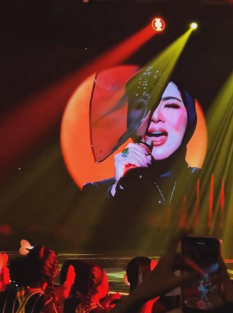 penampilan Syahrini di HUT SCTV ke-36 (instagram.com/ivan_gunawan)