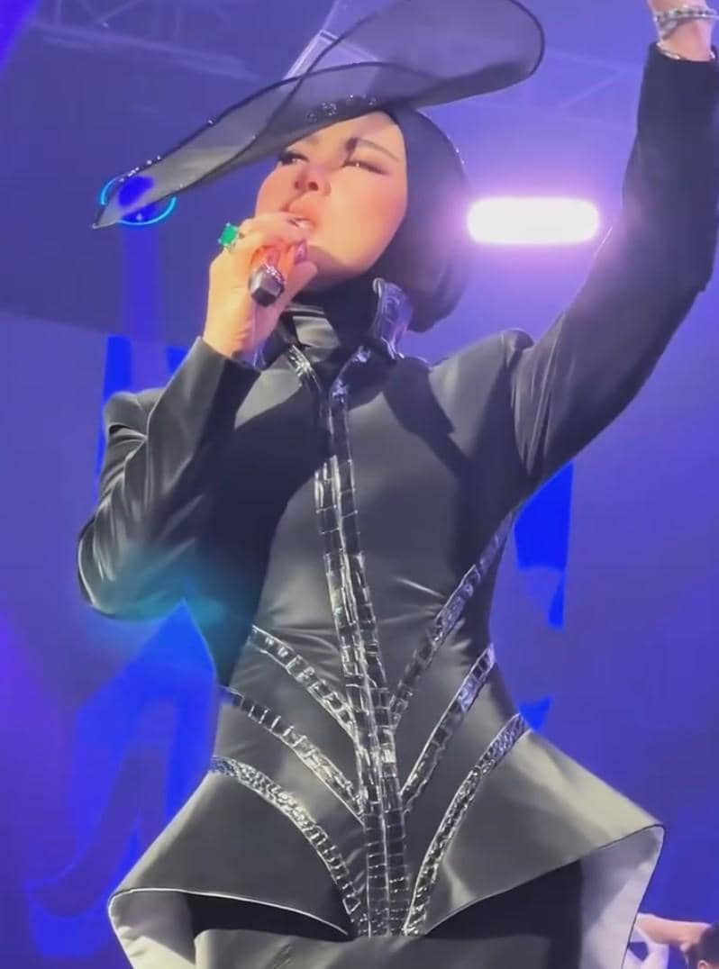 penampilan Syahrini di HUT SCTV ke-36 (instagram.com/ivan_gunawan)