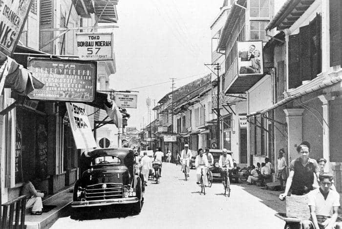 Suasana Jalan Passarstraat (kini Jalan Nusantara) di Kota Makassar antara 1930 hingga 1942.