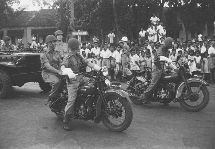 Suasana parade militer di Kota Makassar untuk merayakan Hari Ratu Wilhelmina pada 1948.