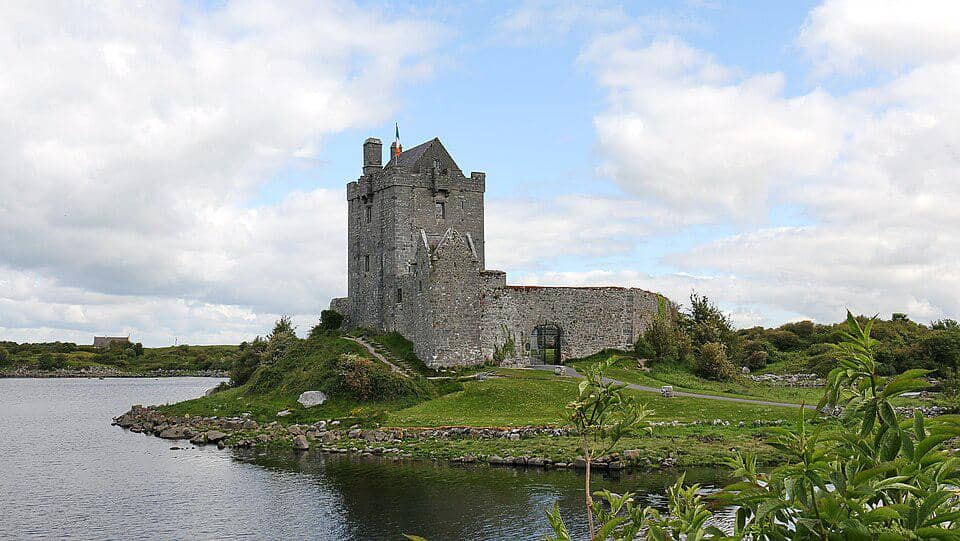Kastil Dunguaire di Irlandia