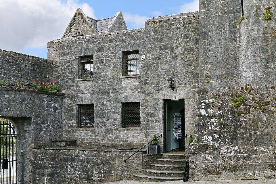 Kastil Dunguaire di Irlandia