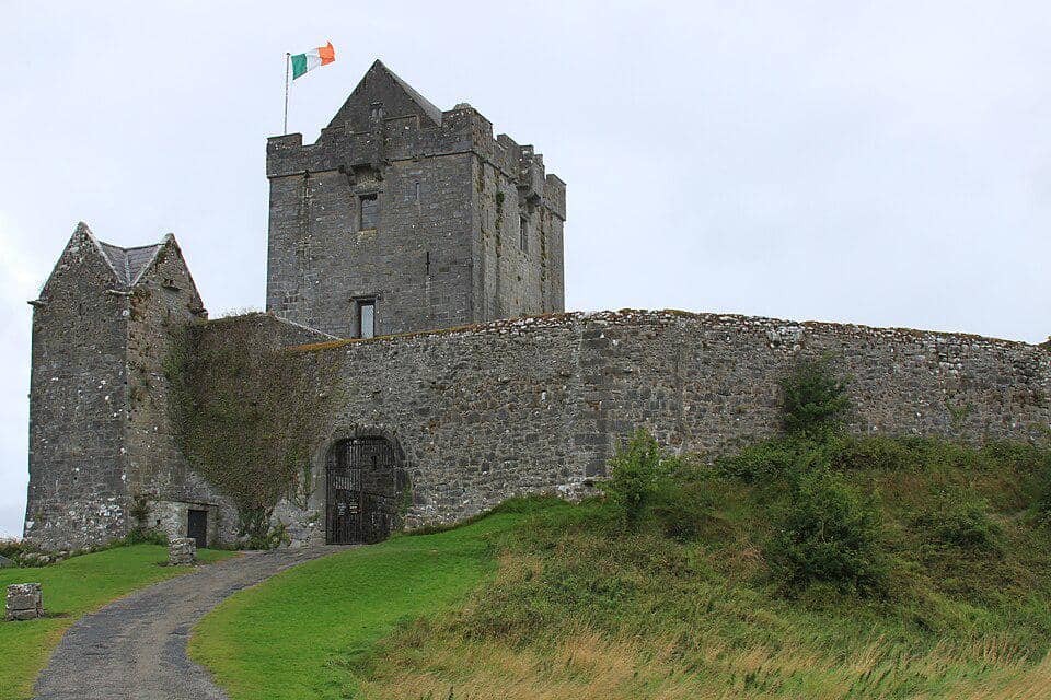 Kastil Dunguaire di Irlandia