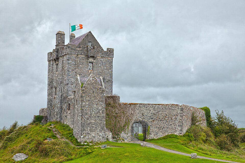 5 Fakta Menarik Kastil Dunguaire, Kastil Tua di Tepi Teluk Galway
