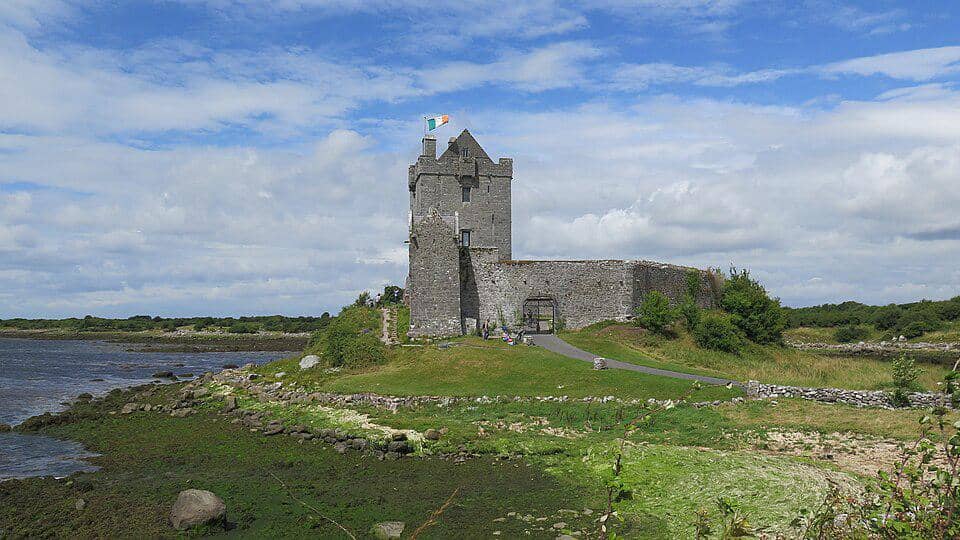 Kastil Dunguaire di Irlandia