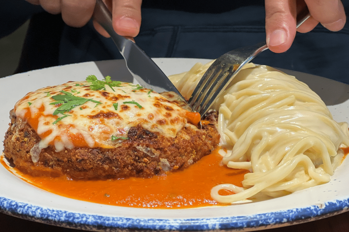 ilustrasi sajian chicken parmesan dengan saus buffalo