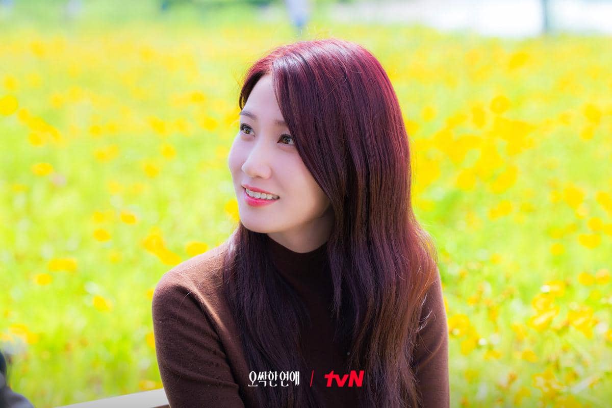 Cuplikan adegan drama Spooky In Love produksi tvN dengan suasana cerita bernuansa romantis dan misterius.