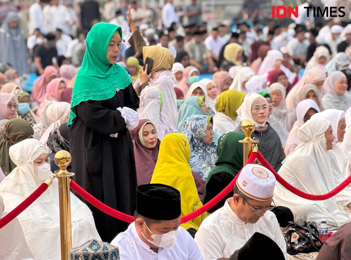 Pelaksanaan salat Istisqa atau salat meminta hujan yang dilakukan di Griya Agung Palembang