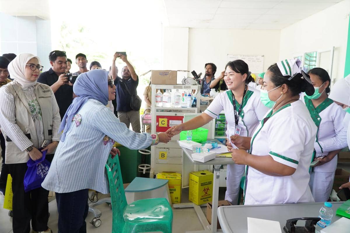 Menteri PPPA Arifah Fauzi berbincang dengan perempuan dan anak korban gempa Flores dalam masa pemulihan di Labuan Bajo.