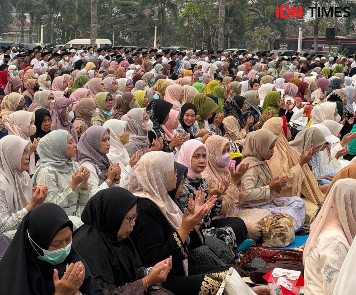 Pelaksanaan salat Istisqa atau salat meminta hujan yang dilakukan di Griya Agung Palembang