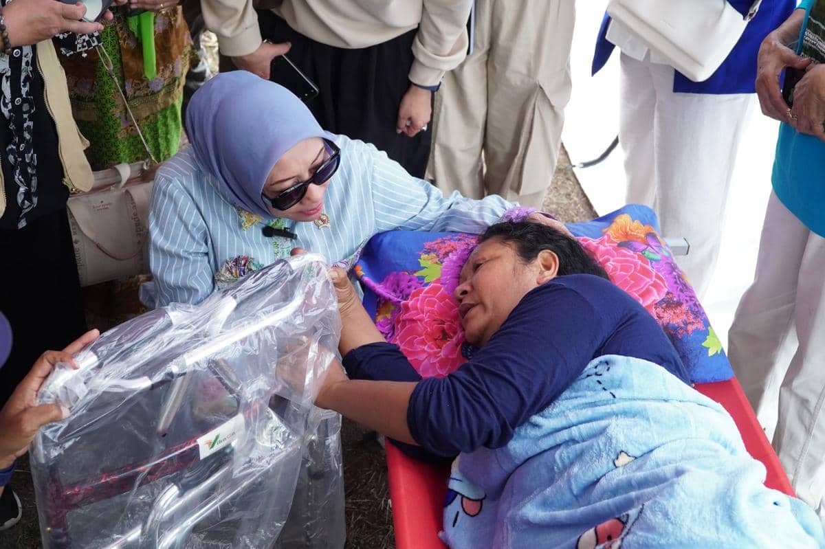 Menteri PPPA Arifah Fauzi berbincang dengan perempuan dan anak korban gempa Flores dalam pemulihan di Labuan Bajo.