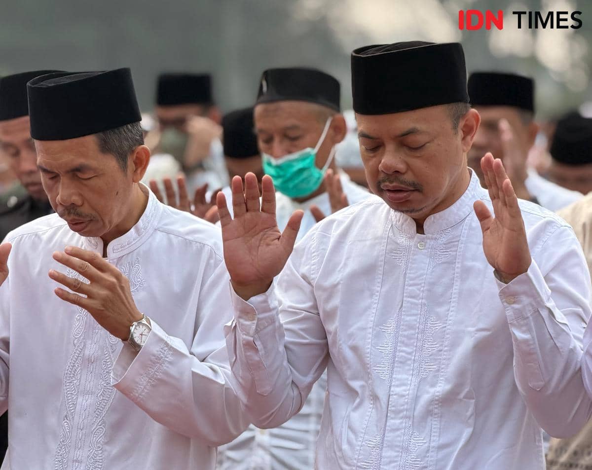 Pelaksanaan salat Istisqa atau salat meminta hujan yang dilakukan di Griya Agung Palembang