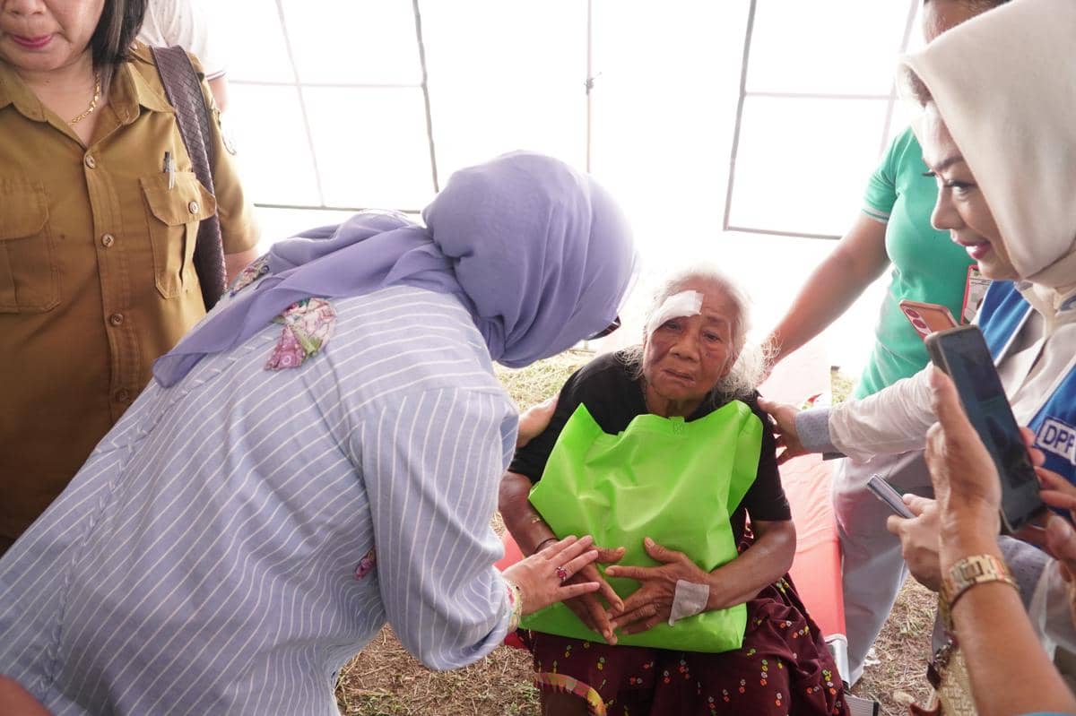 Gempa NTT, Menteri PPPA Serahkan Bantuan Mainan untuk Anak Korban Gempa