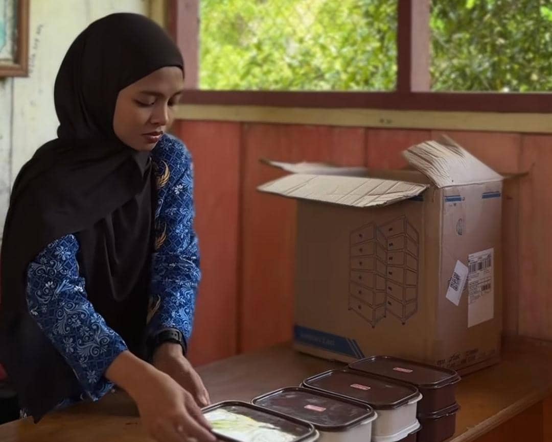 Tak Tersentuh MBG, Ini Kisah Guru Pelosok Siapkan 'Masakan Bu Guru' untuk Siswa