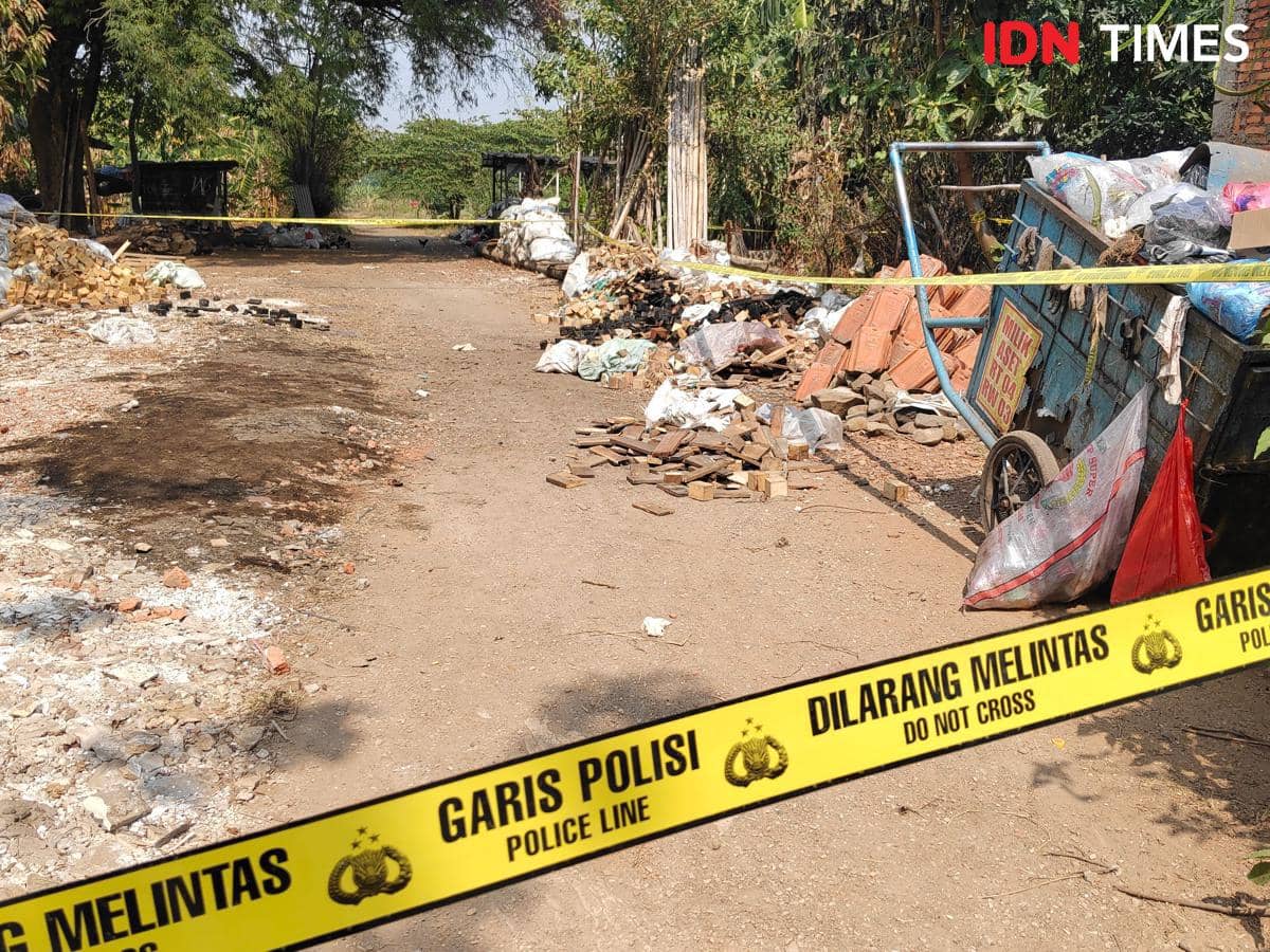 garis polisi di TKP penemuan jasad yang hangus terbakar di Bekasi