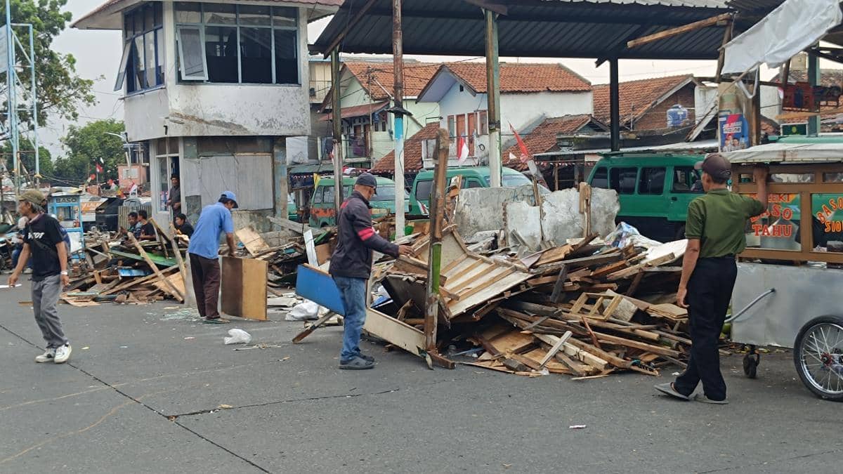 Lapak Pedagang di Stasiun Cicaheum kini Rata dengan Tanah