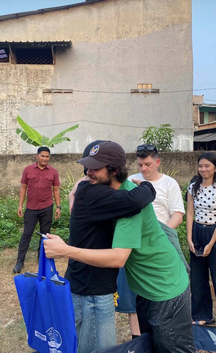 momen house show Rex Orange County di rumah fans