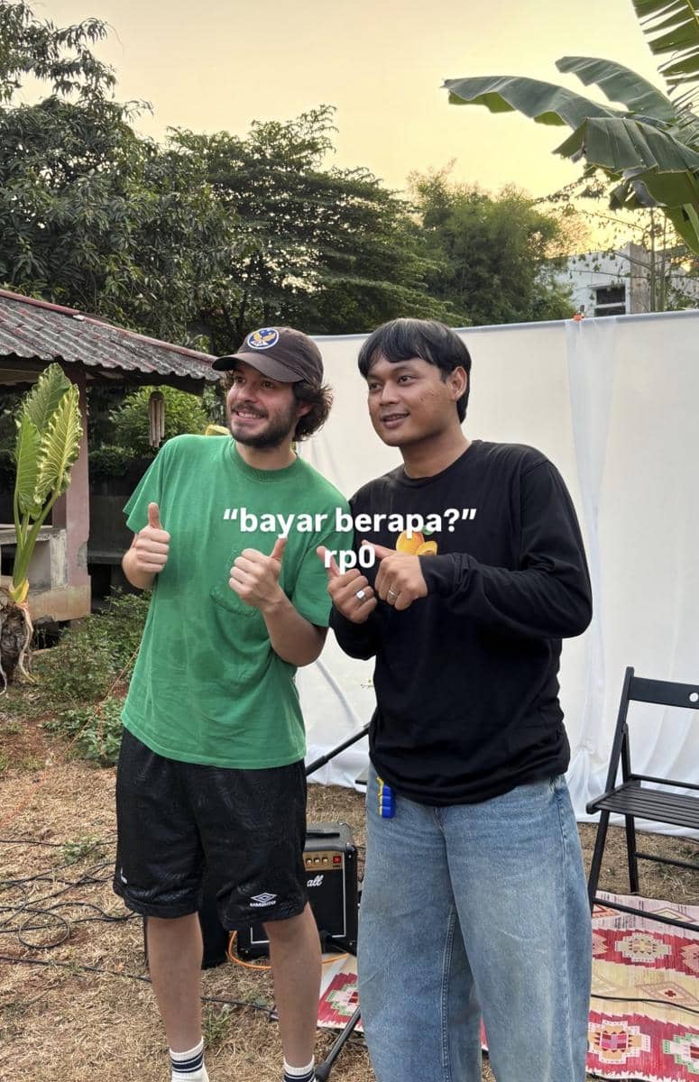 momen house show Rex Orange County di rumah fans