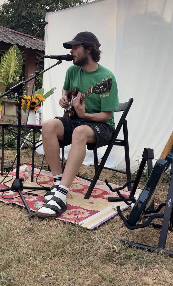 momen house show Rex Orange County di rumah fans