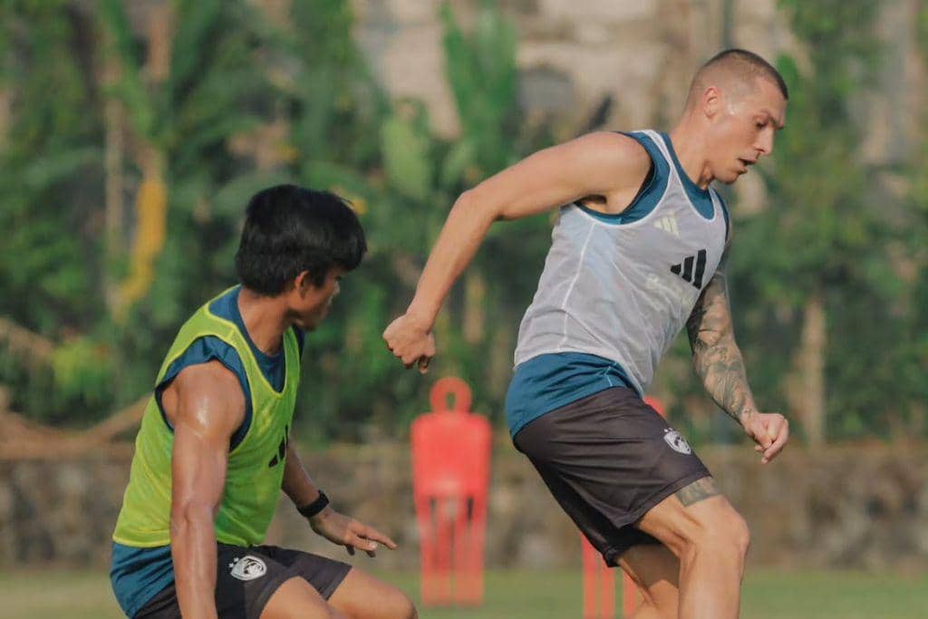 Aksi pemain baru PSM Makassar, Stefan Jevtoski, dalam sebuah sesi latihan.