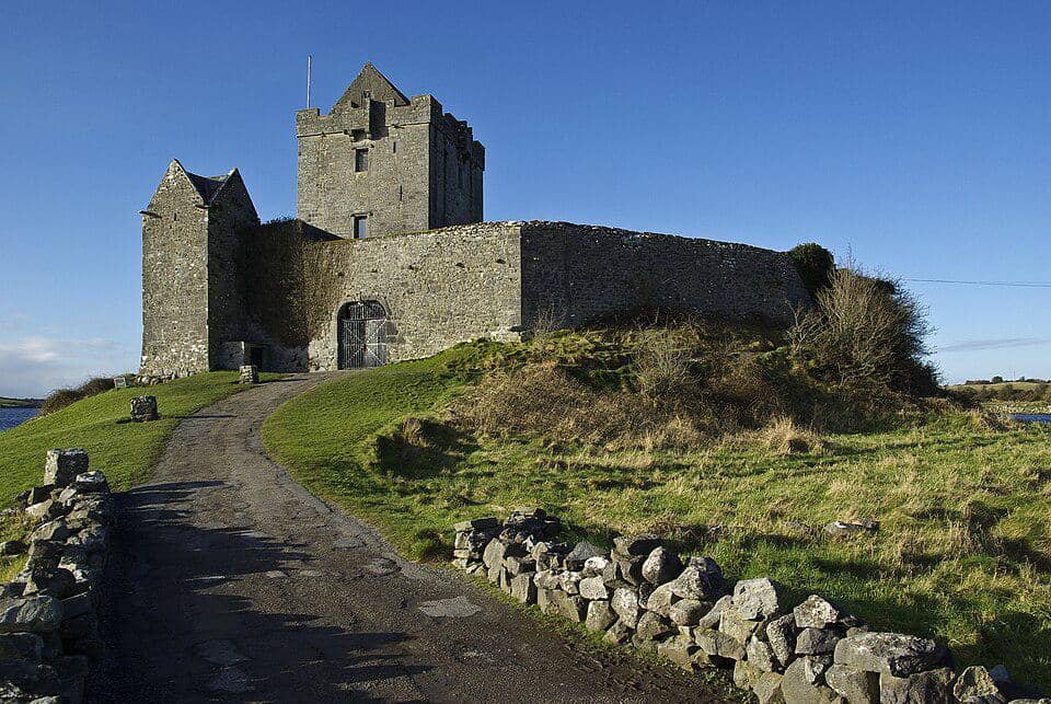 Kastil Dunguaire di Irlandia