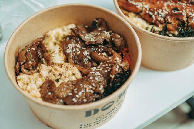 Ilustrasi rice bowl instan