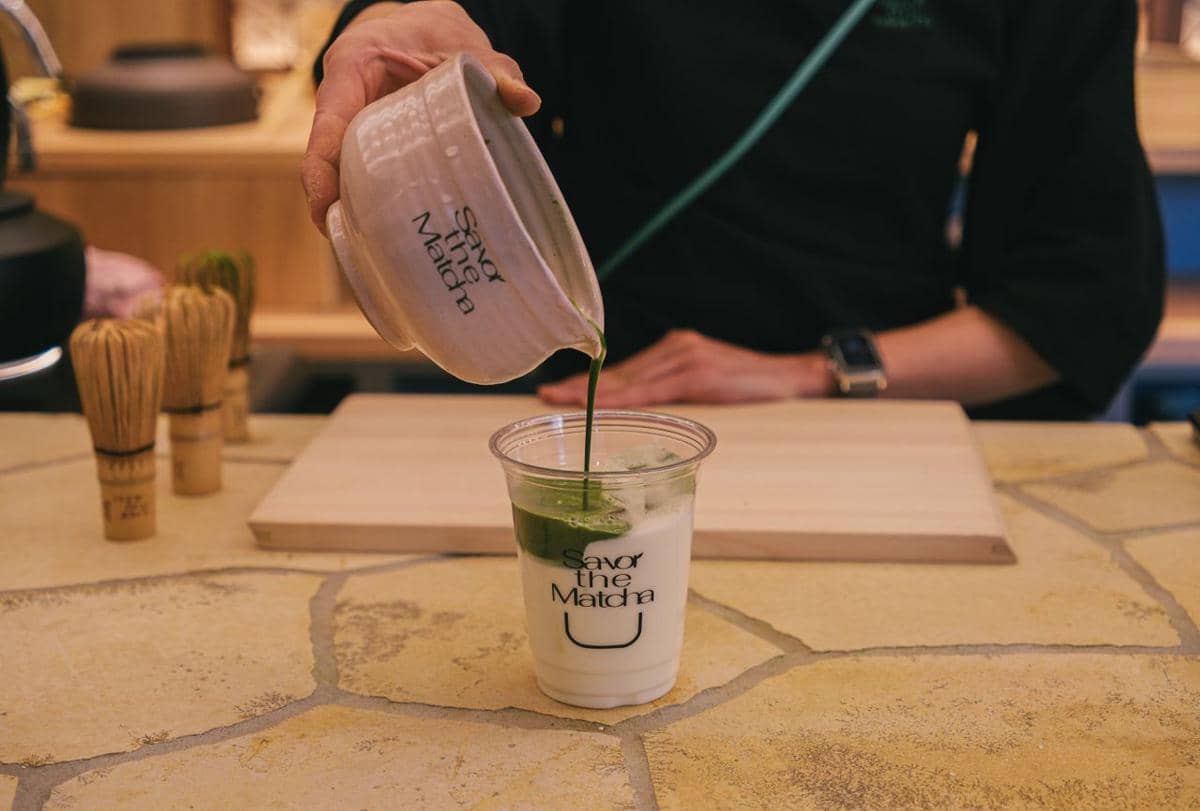 ilustrasi menuang matcha