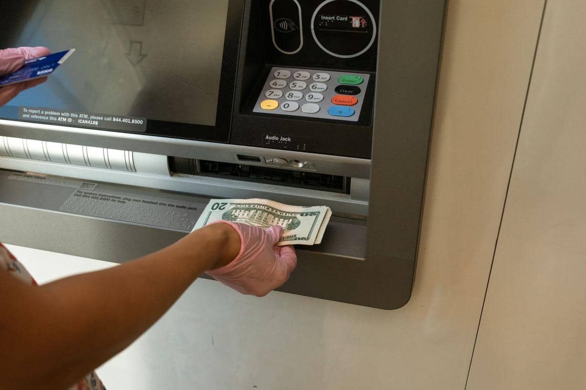 5 Cara Bank Menghasilkan Uang dari Dana yang Kamu Simpan di Rekening
