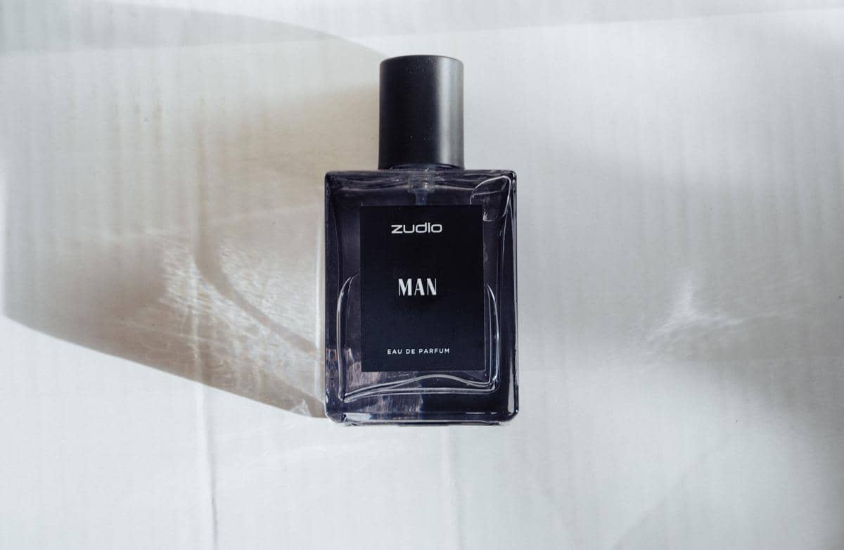 Ilustrasi pria menyemprotkan parfum ke leher