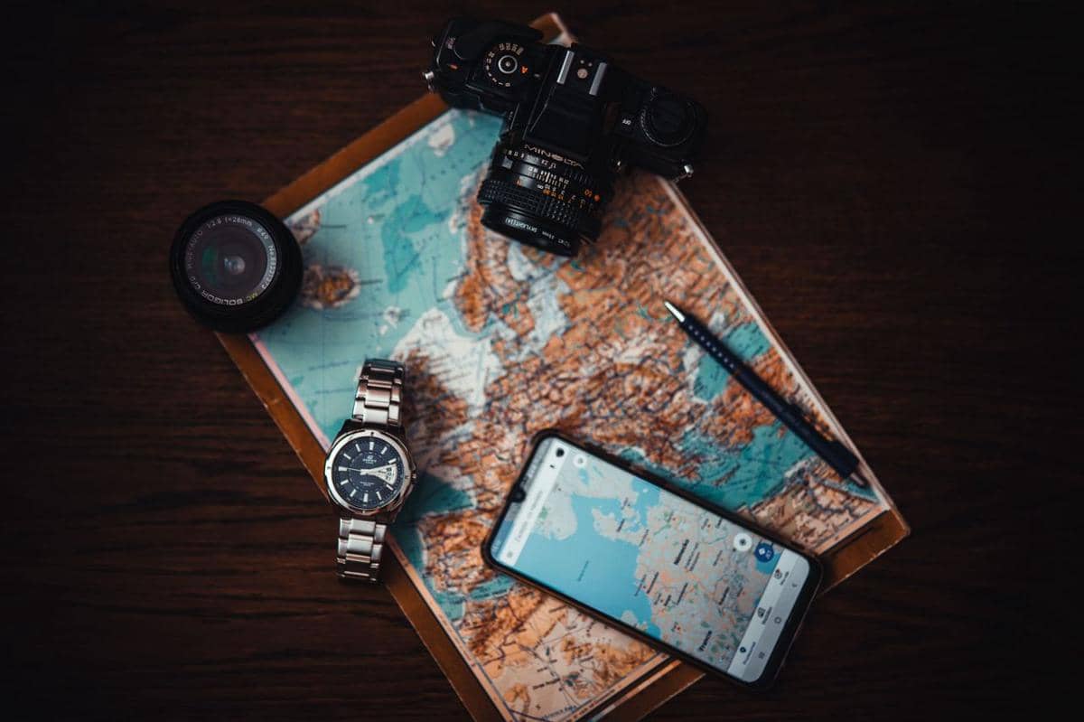 ilustrasi HP dan traveling