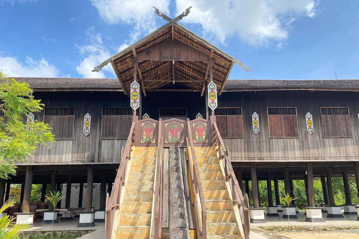 Rumah adat Dayak Betang Manggatang
