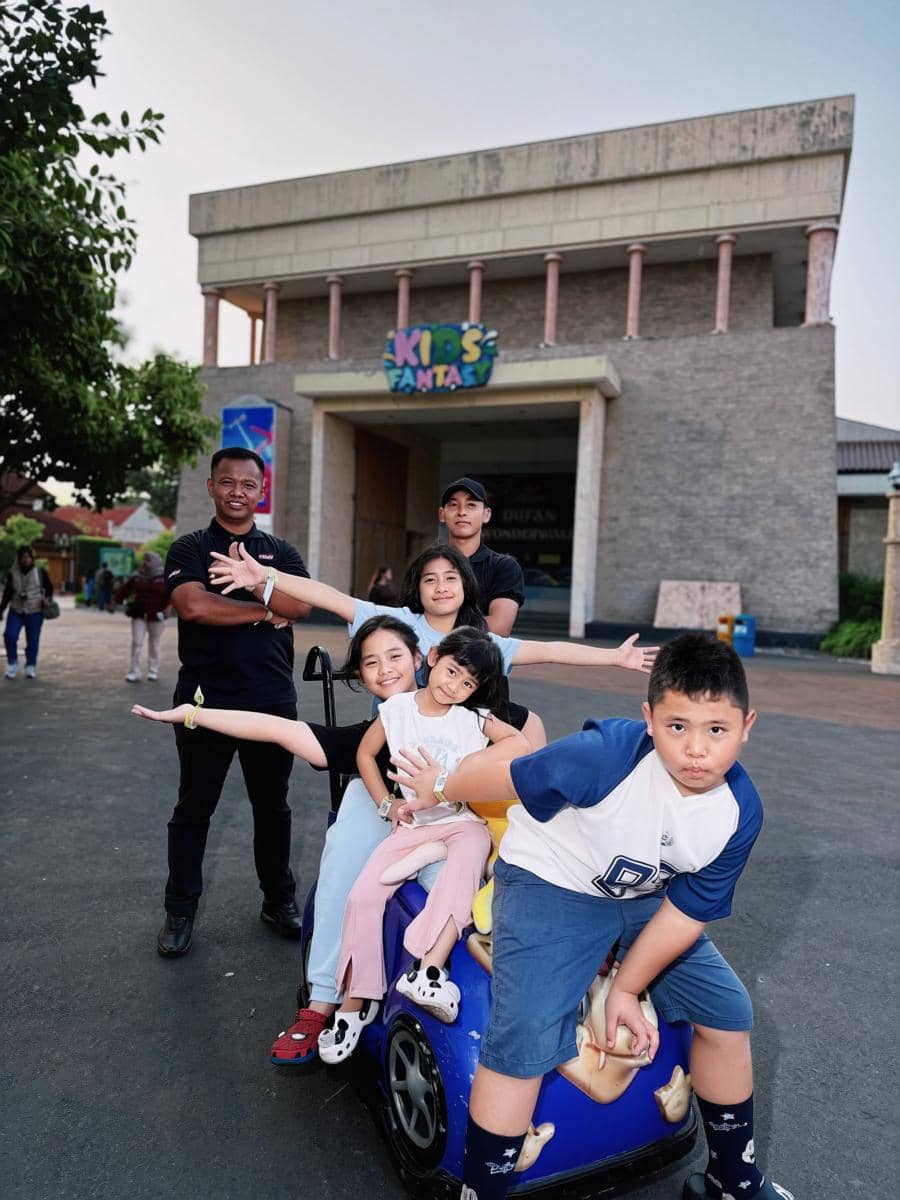 Ria Ricis dan keluarga liburan di Dufan