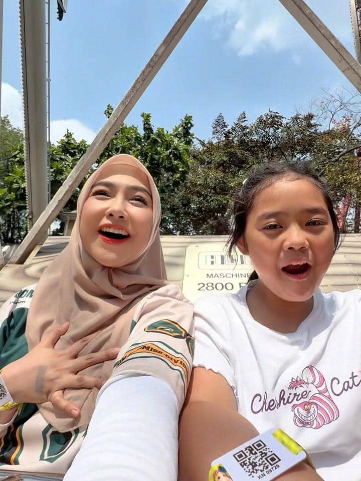 Ria Ricis dan keluarga liburan di Dufan