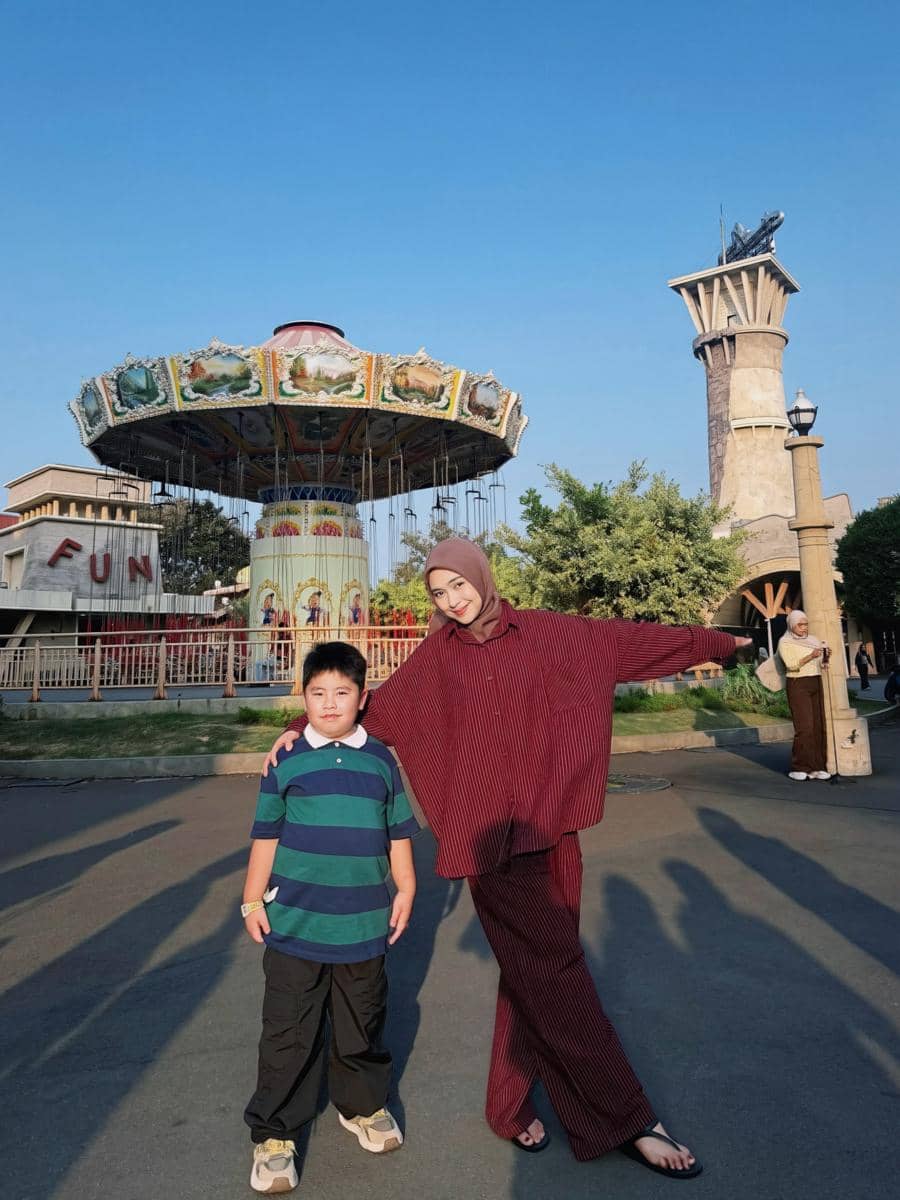Ria Ricis dan keluarga liburan di Dufan