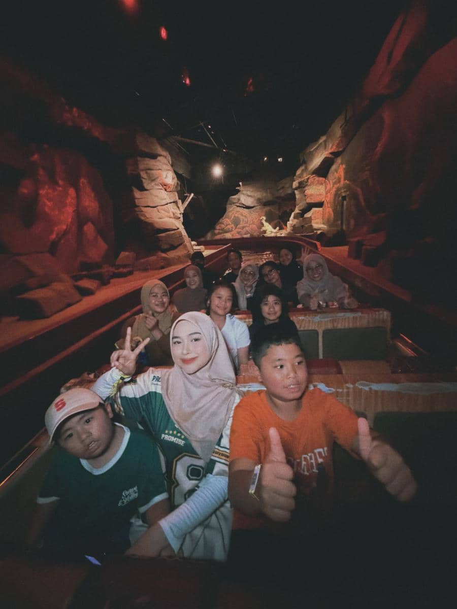 Ria Ricis dan keluarga liburan di Dufan