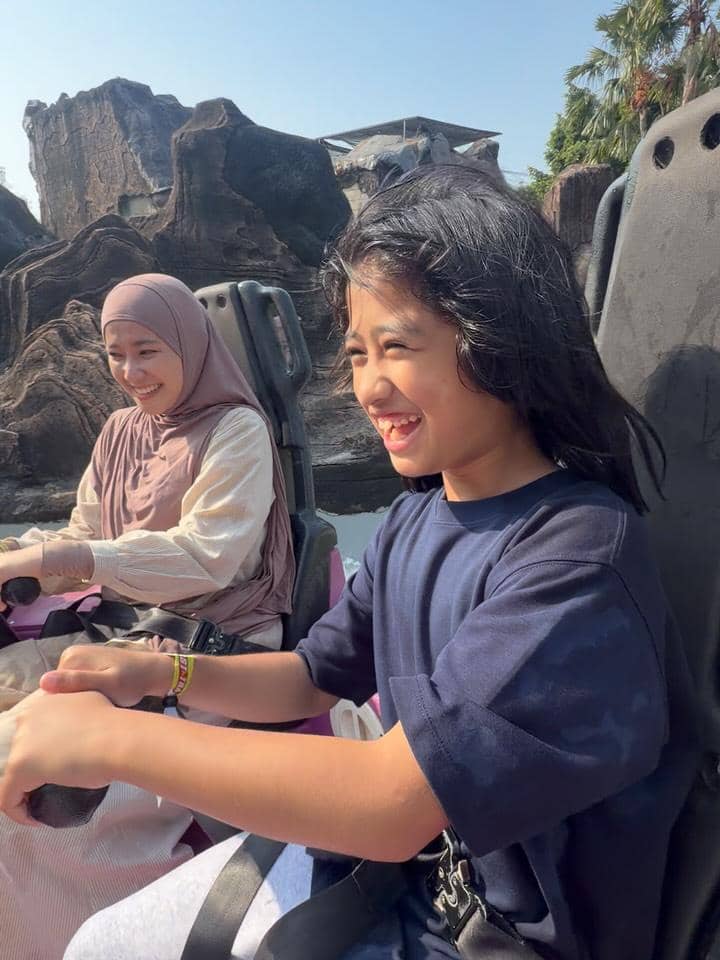 Ria Ricis dan keluarga liburan di Dufan