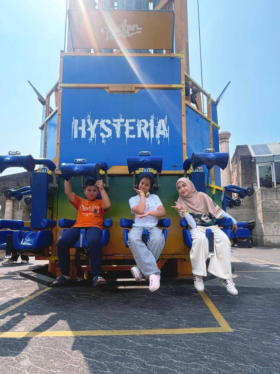 Ria Ricis dan keluarga liburan di Dufan