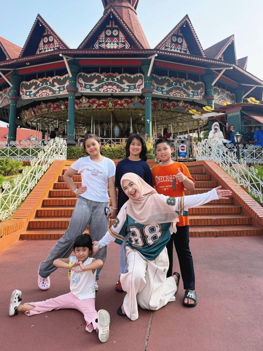 Ria Ricis dan keluarga liburan di Dufan