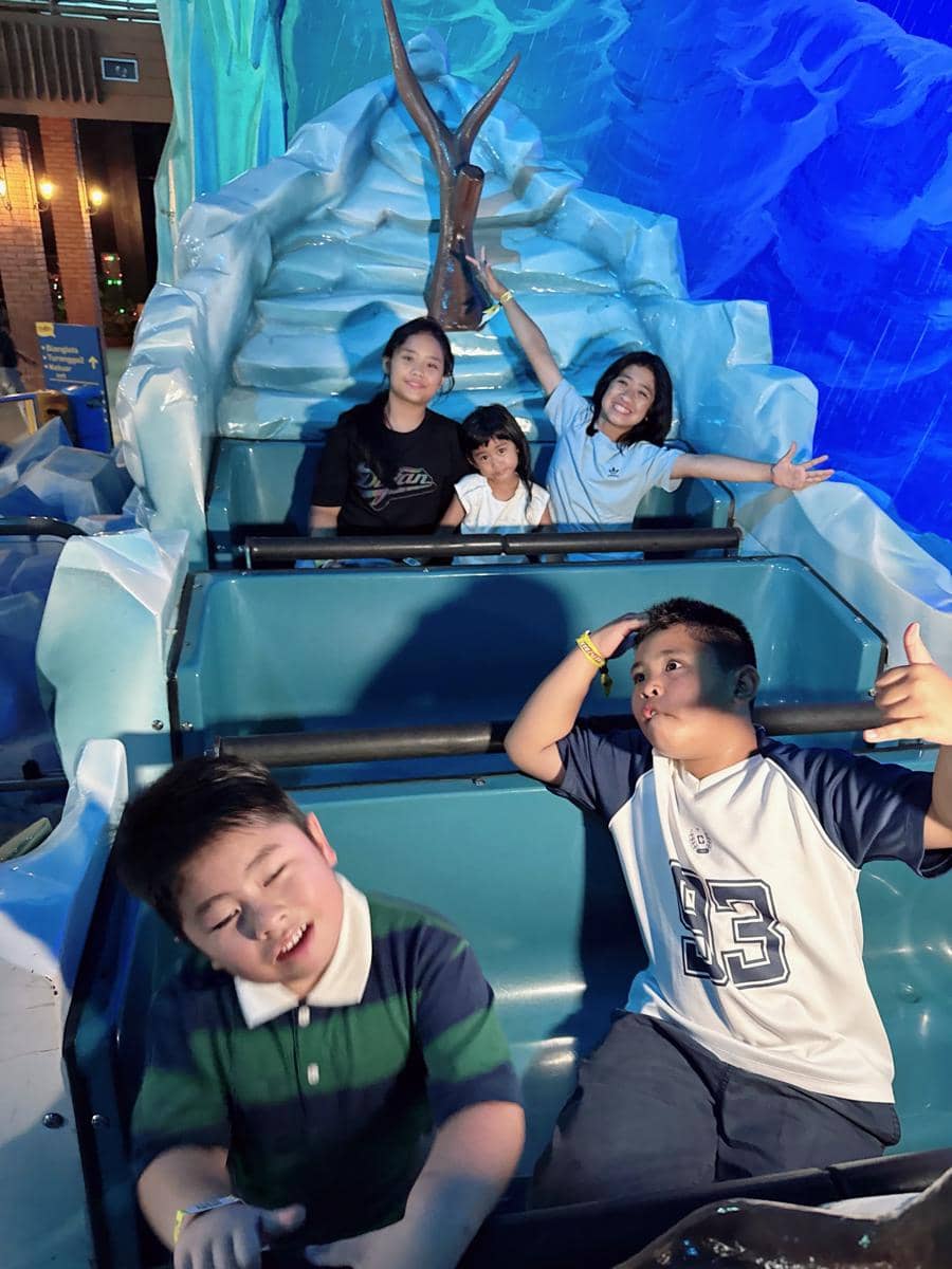Ria Ricis dan keluarga liburan di Dufan