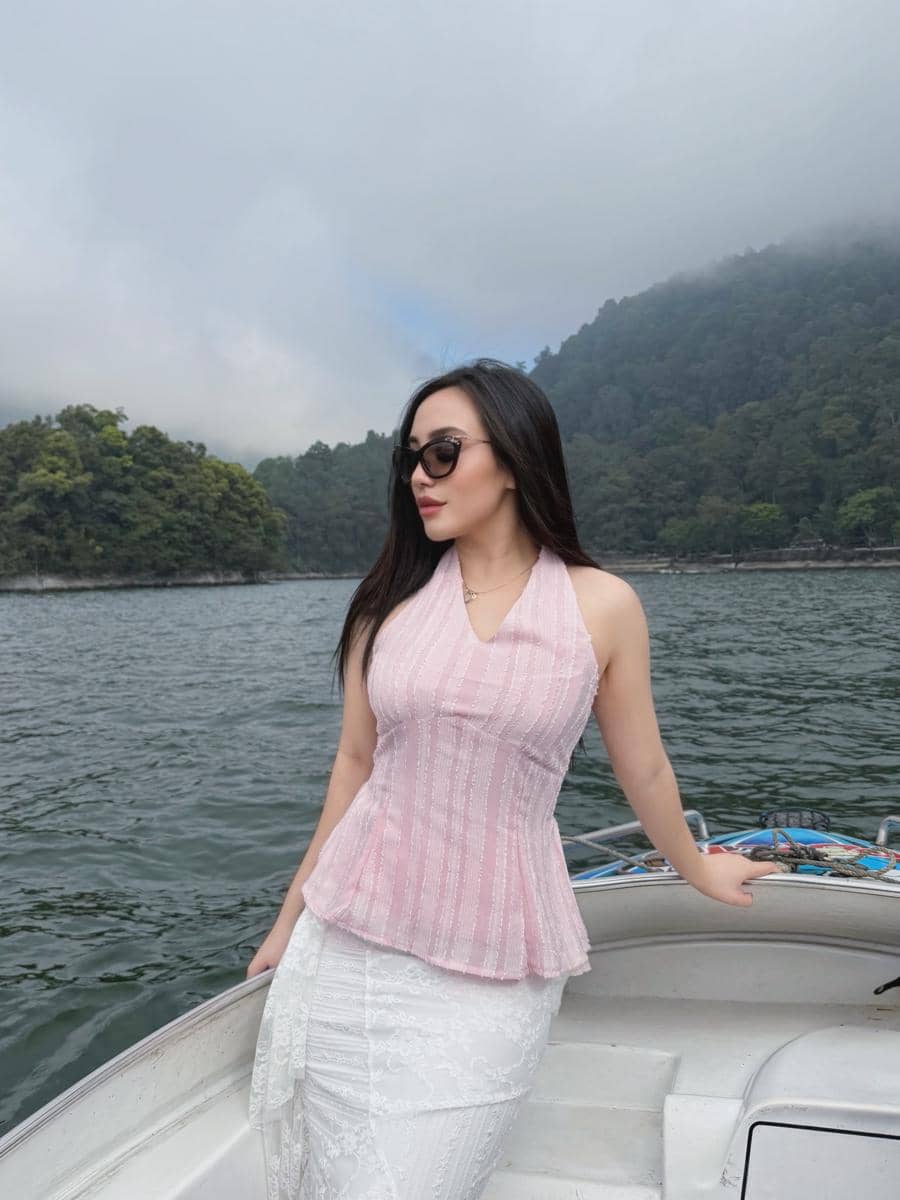 Salmafina Sunan liburan di Telaga Sarangan